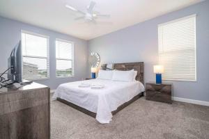 Luxury 5BR Resort Home - Pool, Hot Tub & BBQ - Near Disney!