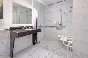 King Room with Bath Tub - Mobility/Hearing Accessible - Non-Smoking room in La Quinta by Wyndham Alvarado