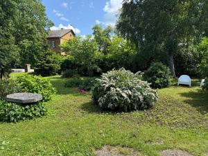 Uus 8a privaatse aiaga Kuressaare südames
