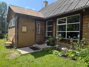 Uus 8a privaatse aiaga Kuressaare südames