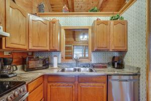 7 Mi to The Island in Pigeon Forge Relaxing Cabin