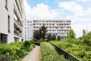 Saska with Lake View Apartment by BookingHost