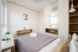 Saska with Lake View Apartment by BookingHost