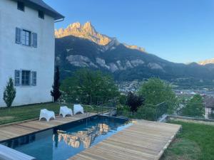 Un château face au Mont-Blanc