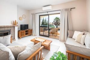 Apartment with large roof top terrace & great see views