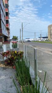 Apto 2 Quartos com BOX no Centro e 60m do Mar