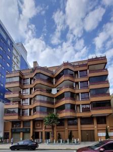 Apto 2 Quartos com BOX no Centro e 60m do Mar