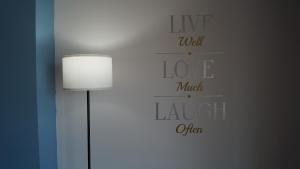 Elegante loft apartment Paseo Santa Lucia king size bed, alberca, gym, parking, kids club