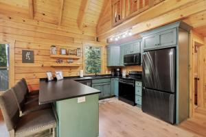 Peek A Boo Cabins: Cozy Cabin