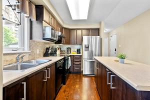 SimplyLovely Modern Condo Near Downtown Ottawa with Free Parking and Patio