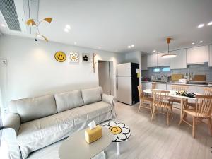 Luxury for family, terrace, 3room,2bath,metro 1min