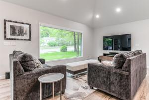 Home Office, 2-car garage, 1 Gig WiFi Dog Friendly