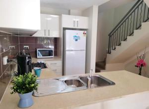 Comfy 2-bedroom 2-balcony apartment Close to CBD, Train and Metro easy reach