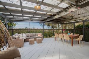 The Lake House - Waterfront Haven with Granny Flat