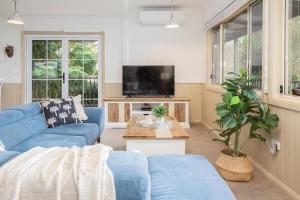 The Lake House - Waterfront Haven with Granny Flat