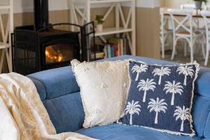 The Lake House - Waterfront Haven with Granny Flat