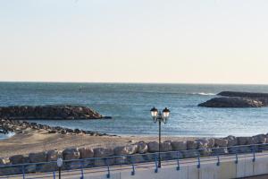 Hotels Le Dauphin Bleu : Chambre Triple - Vue sur Mer