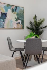 Executive 1BR and Study Ritz-Carlton Heated Pool Sauna Steam Gym