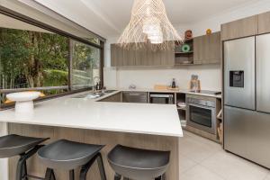 Tranquil Noosa at its best Beach, Bush, Good Food.