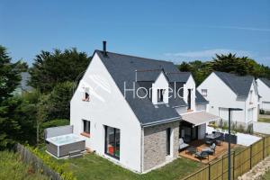 Maisons de vacances Jacuzzi prive & plage a pied Maison neuve : Maison 4 Chambres