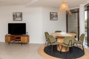 Tranquil Noosa at its best Beach, Bush, Good Food.