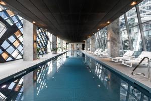 West Side Place CBD 2 Bed w Pool Sauna Gym