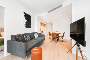 Next to Skybus Luxe 2 Bed 2 Bath with Parking Pool Gym Sauna