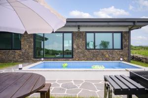 Gimnyeong Stonewall Private Pool Villa