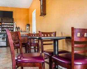 Econo Lodge Inn & Suites North Syracuse Airport