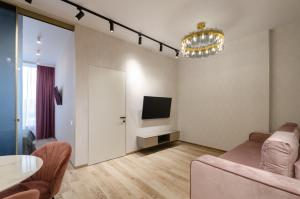 11-149 in RC Zemchuzhina 38, Zhylianska 68,Petrovdom Apartments