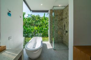 Bedawang, Exquisite Seminyak 4BR Villa with Huge Pool