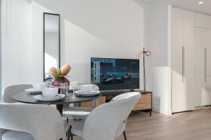 City Escape 2 Bedroom next to Skybus with Sauna Pool and Gym