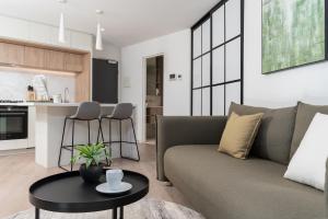 City Escape 2 Bedroom next to Skybus with Sauna Pool and Gym