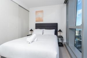 City Escape 2 Bedroom next to Skybus with Sauna Pool and Gym