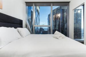 City Escape 2 Bedroom next to Skybus with Sauna Pool and Gym