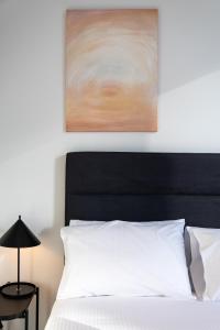 City Escape 2 Bedroom next to Skybus with Sauna Pool and Gym