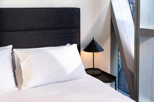 City Escape 2 Bedroom next to Skybus with Sauna Pool and Gym