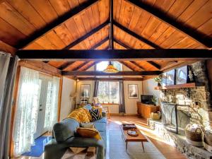 Cattail Creek Retreat Cozy Cabin with Fireplace - 4hvězdičkové hotely ve městě Burnsville