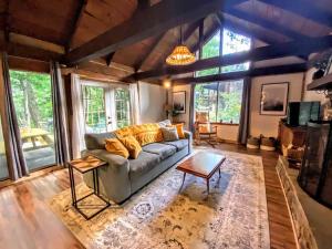 Cattail Creek Retreat Cozy Cabin with Fireplace