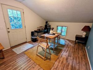 Cattail Creek Retreat Cozy Cabin with Fireplace