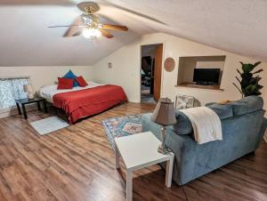 Cattail Creek Retreat Cozy Cabin with Fireplace