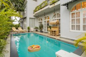 ELIVAAS Casa Ritzy Mediterranean 5 BHK Hideaway with Pool near Popular Beaches