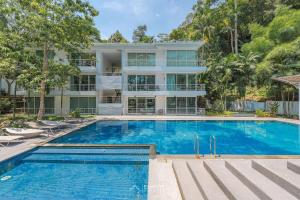 Cozy Apartment with Pools Near the Beach