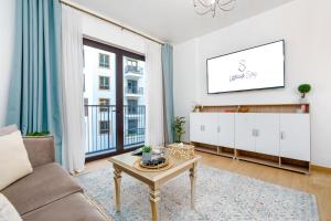 Ultimate Stay - Stylish 1BR Apartment in La Mer Dubai with Balcony and Partial Marina Views