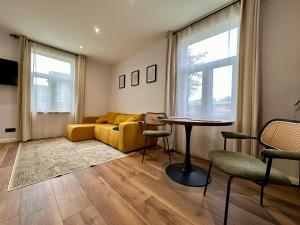 Modern Near Beach & Centre 1BR with AC and Free Parking