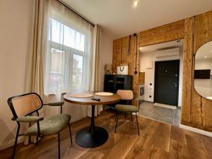 Modern Near Beach & Centre 1BR with AC and Free Parking