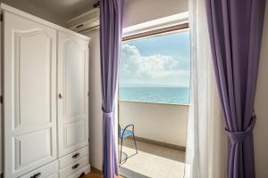 Two-Bedroom Apartment with Sea View room in Villa Amigo