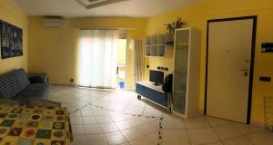 2B Bagnasciuga dorato - moderno bilocale sul mare