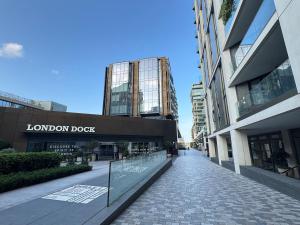Tower Bridge Luxury Apartments with Balcony