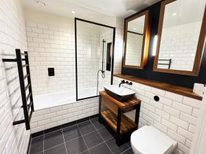 Tower Bridge Luxury Apartments with Balcony